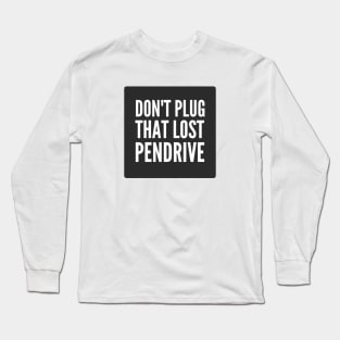 Cybersecurity Don't plug That Lost Pendrive Black Long Sleeve T-Shirt